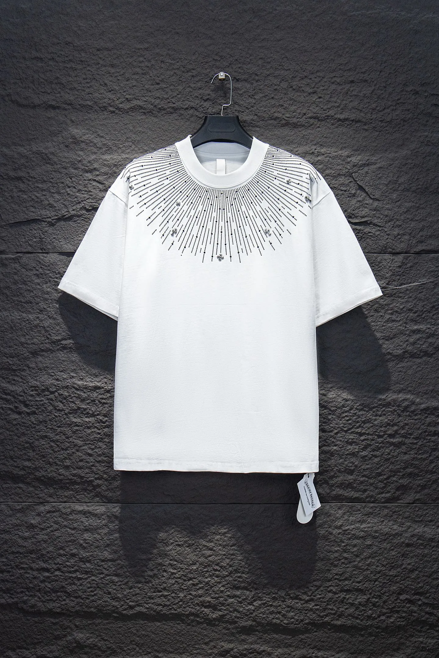 🅿️200 Style No.: 7252# Chrome hearts washed sandblasted rhinestone short sleeves • 25ss ⚠YB custom-woven and dyed fabric, color rhinestones, pattern The fabric is woven by imported machines, the uniqueness of the cloth texture creates a perfect garment effect. The fabric is made of 260g net cloth with 320g 1*1 rib, 4-color environmentally friendly dyed fabric, and the threads are in the same cylinder with no color difference.  Garment dyeing, garment washing and snow-frying process, and partial sandblasting to make it look old and white. Hat, collar, pockets, cuffs, front and rear threads, the details are clearly visible. Double yarn combed pure cotton high-end dust-free fabric, 32-pin high-end textile thread 70D ultra-fine elastic stitching, nearly invisible threading, close-fitting and comfortable. The white gray fabric is dyed, washed and sanded to make it old, showing the grayish blue light effect of the original black. Thousands of Austrian rhinestones are specially ordered to have the bling of natural crystals under the light. Bling effect, multi-section reflective points, extremely high production cost, laser molding includes computer engraving machine and laser machine It is accurate in granules. Finally, it is ironed at high temperature to finalize the shape. After ironing, you need to repeatedly test the firmness on the ironing pattern. It can show colorful reflections under the light. The collar webbing extends to the shoulder for reinforcement, and the stitches are knocked down at the connection. The hem and The cuffs are all made of 0.2mm needle-pitch double-thread turning. They are carefully produced at high cost. The weight of the entire garment reaches more than 1 kilogram. The attitude of making goods with a magnifying glass restores the quality and effect of the product. A full set of customized accessories only presents every detail to customers. The body of the garment is made of hardware and rhinestones, which greatly increases the interest of the garment and creates a unique visual effect. The special washing effect creates a unique aged effect.  The Paris short-sleeve must be the first short-sleeved piece in spring and summer that blurs the boundaries of unisex style. It has a classic dropped shoulder, oversize version, and a loose and casual upper body.  Color: Washed Black White Size: S M L XL
